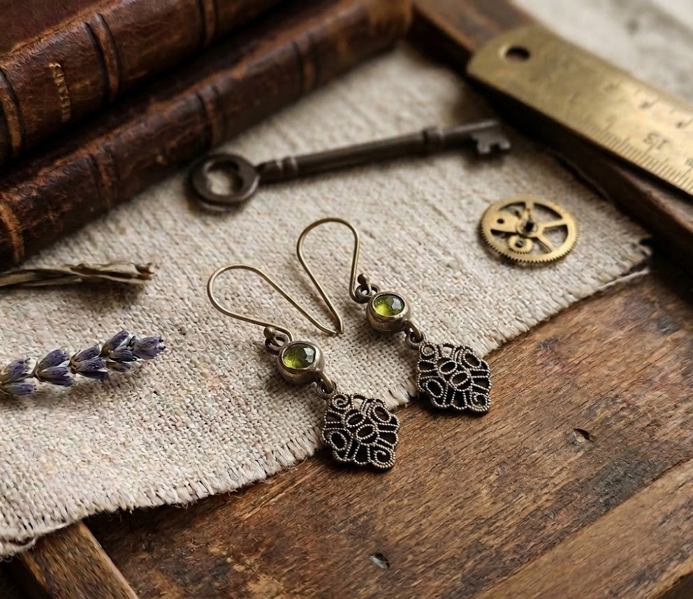 Peridot (Zebercet) taşlı el yapımı gümüş küpe