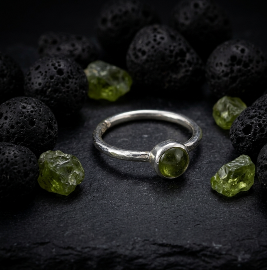 Peridot ( Zebercet) taşlı el yapımı gümüş yüzük